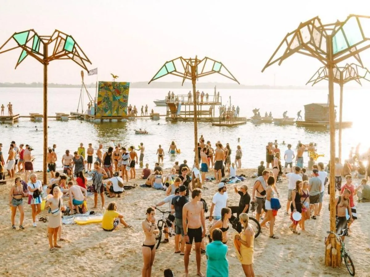Festivalgäste am See des Pangea Festivals