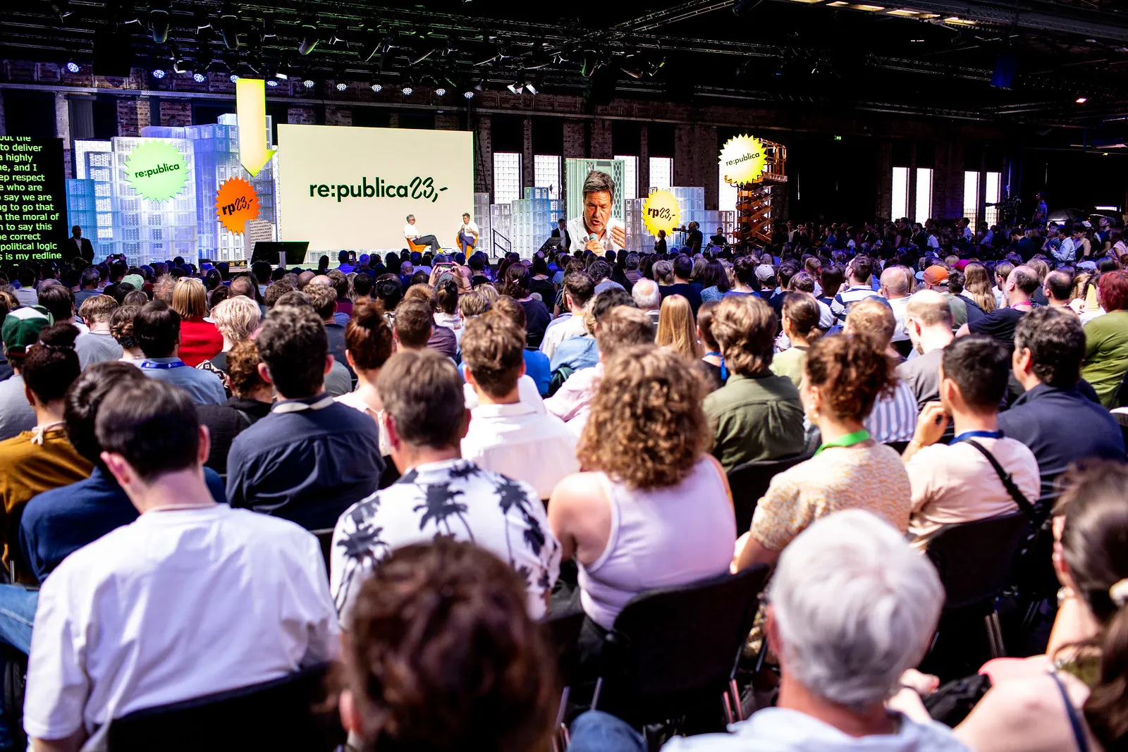 Große Konferenzproduktion mit Publikum, Bühne und Regie
